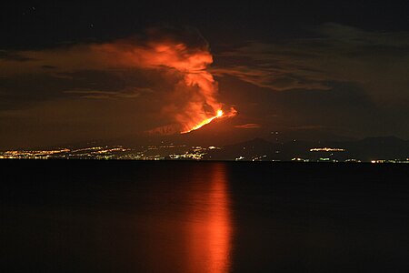 Etna Yanardağı, Sicilya'da bulunan ve Avrupa'nın sürekli aktif yanardağlarındandır. Avrupa'nın en büyük yanardağıdır ve sık sık püskürmektedir, yüksekliği 3.326 m'dir. (Üreten: Domenico Neri)