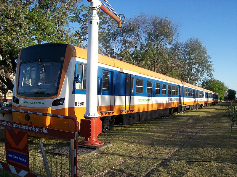 Archivo:Formación del Tren de las Sierras en Estación Cosquín.JPG