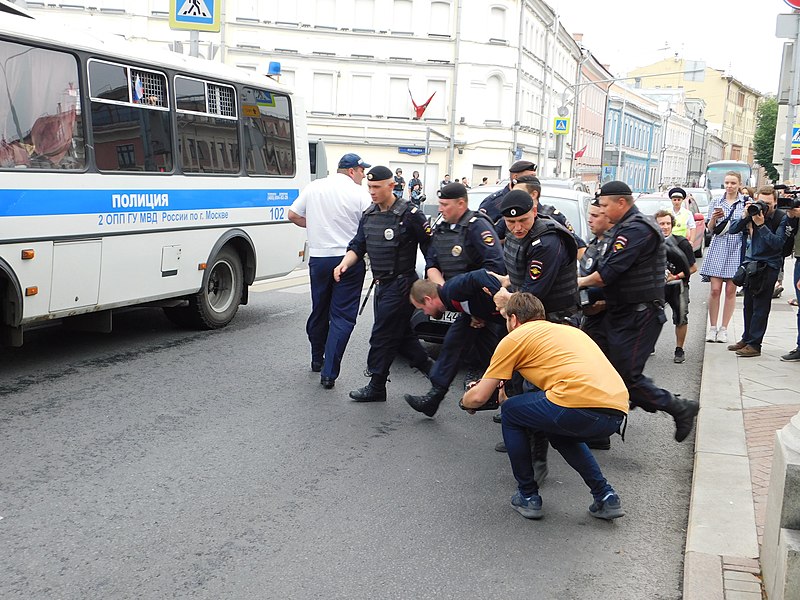 Доставка задержанного в автозак