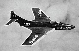 F9F-8 в полёте