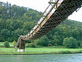 Un ponte pedonale a nastro teso (stressed ribbon bridge) vicino a Essing, che utilizza un ponte fabbricato