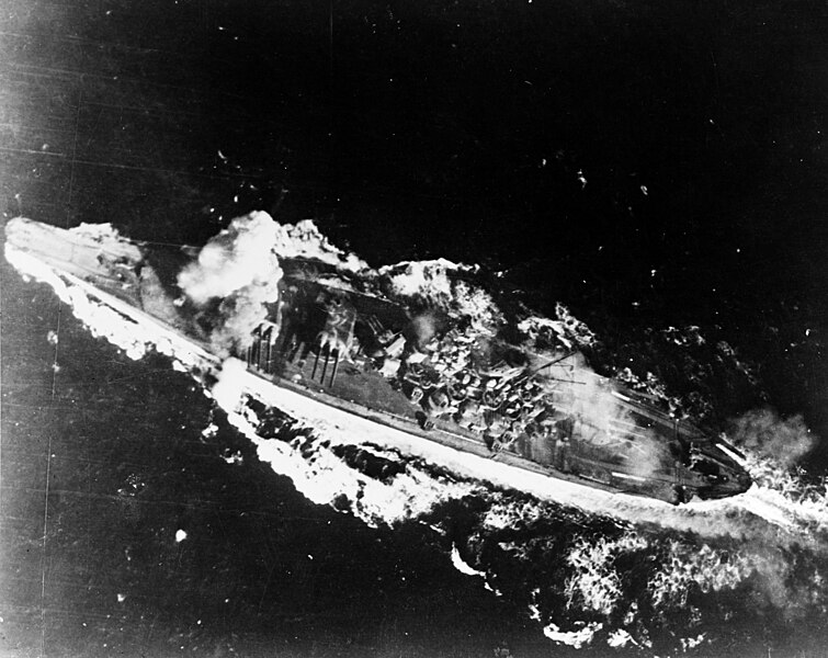 Ficheiro:Japanese battleship Yamato is hit by a bomb during the Battle of the Sibuyan Sea, 24 October 1944 (80-G-325952).jpg