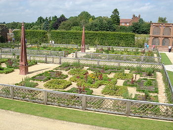 English: The restored Elizabethan gardens at K...