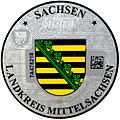 Aktuelle (ab 2015 verwendete) Zulassungsplakette des Landkreises Mittelsachsen mit dem sächsischen Landeswappen