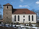 Dorfkirche mit Friedhofsmauer und Backsteinportal