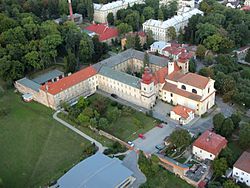 Letecký pohled na bývalou piaristickou kolej s kostelem Povýšení sv. Kříže