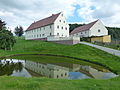 Dreiseithof mit Wohnstallhaus, zwei Scheunen, Hofmauer und Pflasterung