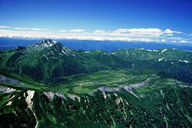 Vue des monts Kurobegorō et Kumonotaira depuis le mont Suishō.