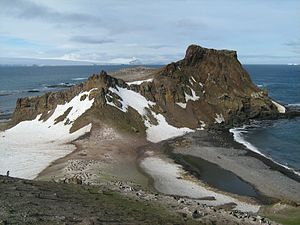 Blick auf Lions Rump (Bildmitte) mit der Lions Cove (rechts)