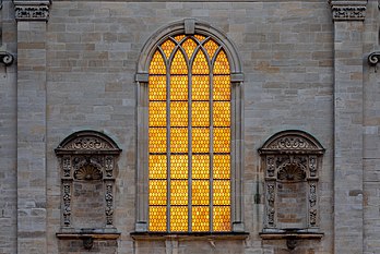 Janela iluminada da igreja Observante em Münster, Renânia do Norte-Vestfália, Alemanha. É uma igreja no centro histórico da cidade. Até a dissolução do mosteiro em 1811, era a igreja do mosteiro dos observantes franciscanos. A igreja Observante pertence ao estado da Renânia do Norte-Vestfália e é hoje a igreja evangélica da Universidade e a igreja de concertos da Faculdade Teológica Evangélica da Universidade de Münster. (definição 6 694 × 4 480)