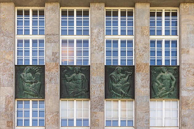 1. Fassade der Oberösterreichischen Landesbibliothek am Schillerplatz in Linz von Martin Kraft