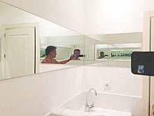 Два дзеркала відбиваються одне в одному створюючи нескінченний коридор