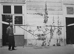 Paul Cornu et la maquette de son hélicoptère devant l'atelier familial à Lisieux.