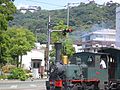 松山城を背景に運行される「坊っちゃん列車」
