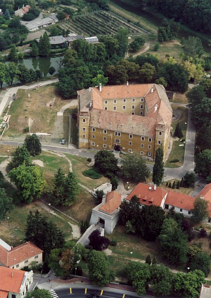 Datei:Mosonmagyaróvár - Castle.jpg