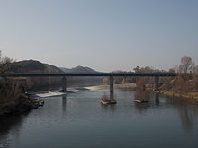 Photographie représentant le nouveau pont de Ners franchissant le Gardon.