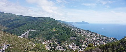 Vue d'ensemble du quartier de Nervi et du viaduc à gauche (19 mai 2015).