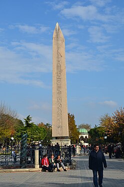 Obelisk Tuthmosis III di Hipodrom Konstantinopolis/ Kustantiniyah, Istanbul, Turki