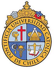 Logo de l'université pontificale du Chili. Friedman et Arnold Harberger exercèrent une influence profonde sur son enseignement