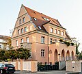 Villa mit Vorgarten und Einfriedung