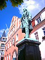 März 2014 Denkmal für den Bildhauer Ernst Rietschel auf dem Marktplatz in Pulsnitz (Oberlausitz)