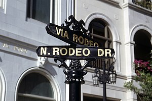 English: Street sign of Rodeo Drive, Beverly H...