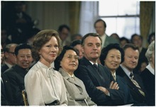 Zhuo Lin entre Rosalynn Carter et Walter Mondale à la Maison-Blanche, lors de la visite de Deng Xiaoping à Washington en janvier 1979.