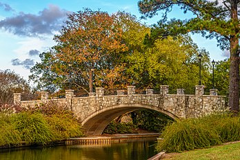 Ponte entre o Jardim das Rosas do Bicentenário (Bicentennial Rose Garden) e o Mirante da OTAN (NATO Overlook) no Jardim Botânico de Norfolk, Virgínia, Estados Unidos. (definição 7 966 × 5 311)