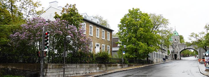 Rue Saint-Louis : maison Sewell, Cercle de la Garnison et porte Saint-Louis