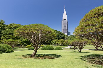 Vista do Jardim Nacional Shinjuku Gyoen e do arranha-céu NTT DoCoMo Yoyogi Building em Tóquio, Japão (definição 6 265 × 4 177)