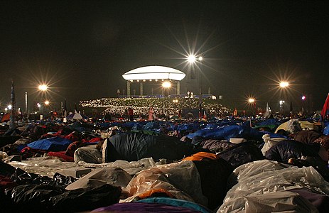 Milers de pelegrins adormits la nit del 20 al 21 d'agost de 2005 a les 03:00