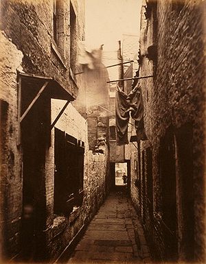 English: Slum in Glasgow, 1871