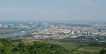 Stadtteile von Wien entlang der Donau (gesehen von Nordwesten).jpg