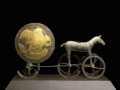De zonnestrijdwagen van Trundholm met het zonnekruis als wielen, gedateerd rond 1400 v.Chr.
