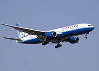 United Airlines Boeing 777-200 landing
