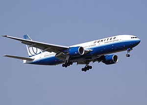 United Airlines Boeing 777–200 landing in the ...