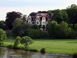 Die Villa Meister von der Werksbrücke West aus gesehen.