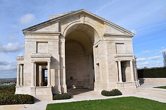 L'une des deux portes monumentales marquant l'entrée du cimetière.