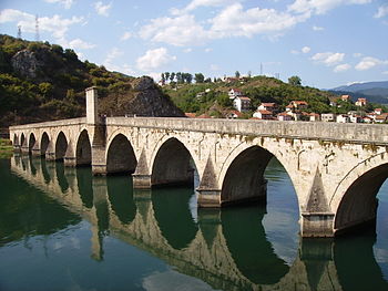 Мост Мехмед паше Соколовића на Дрини у Вишеграду, ког је прославио роман „На Дрини ћуприја“ Иве Андрића.