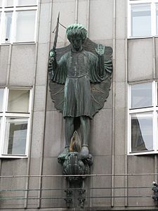 Statue sur le bâtiment viennois Zacherlhaus (en) (en 2012).