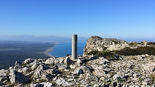 Geodätische Säule es Ferruxet (517 Meter) auf dem Bergrücken