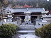 Nanbu-herdenkingspagode (Voor links en rechts Shinzengata tōrō)