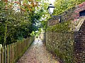 Ruelle le long des remparts de la cité médiévale