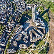 auf dem zentralen Platz des Mediaparks