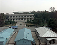 A caravan of 501 cattle and 50 vehicles of the Hyundai founder Chung Ju-yung enter North Korea in front of Panmungak in 1998.