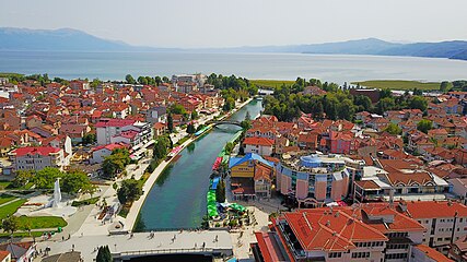 Pogled na grad s rijekom Crni Drim po sredini i Ohridskom jezerom u pozadini