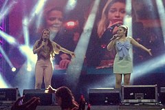 Maiara & Maraisa no palco durante apresentação em Angra dos Reis na madrugada de 07 de Janeiro de 2022