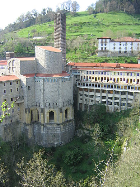 File:Arantzazu exterior.JPG