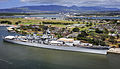 Battleship Missouri Memorial met Ford Island op de achtergrond