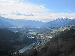 Blick von Meransen zum Übergang vom Puster- ins Eisacktal, links im Vordergrund der Mühlbacher Stausee